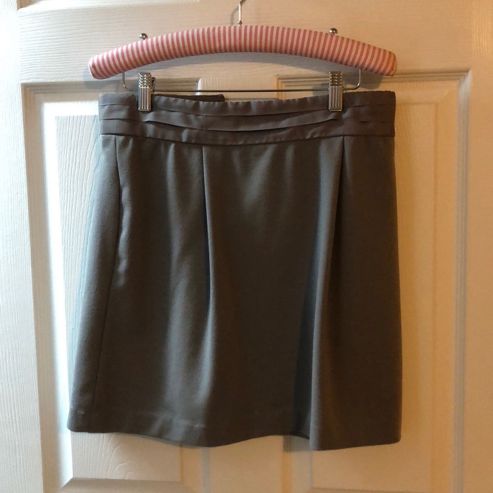 Banana Republic size 6 gray miniskirt